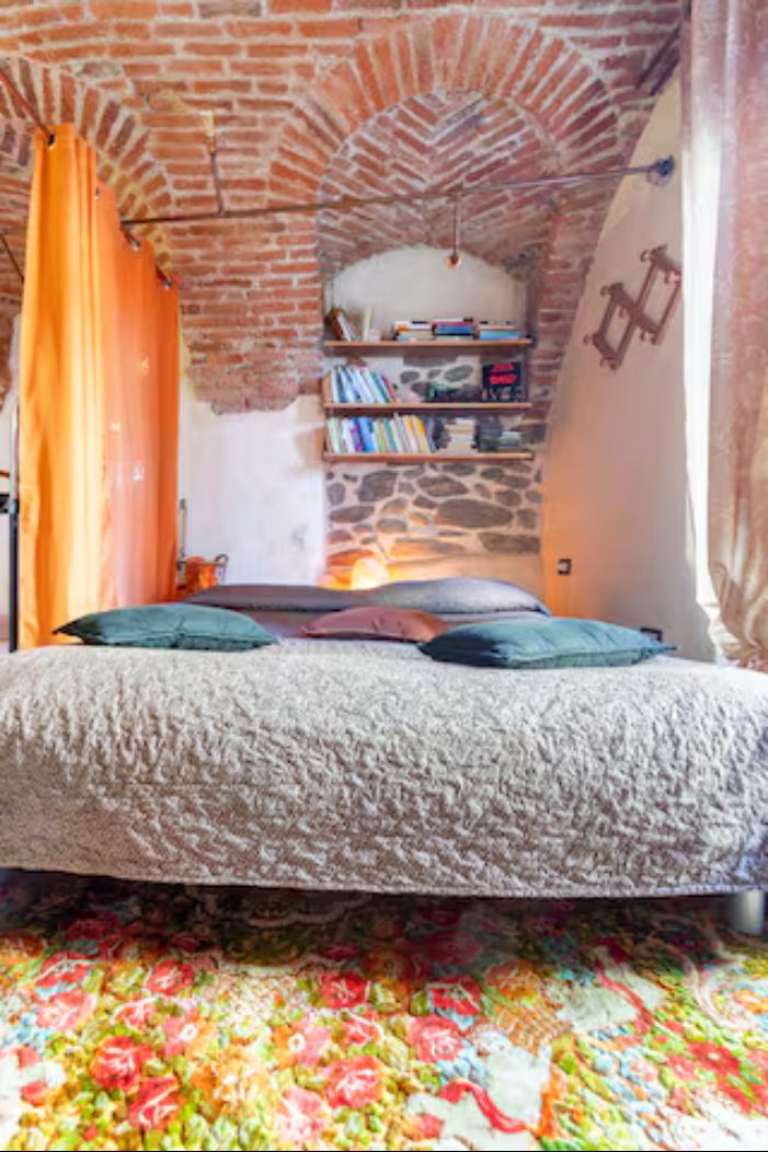Suite Romantic di CasaRosada: letto matrimoniale sotto i voltini in mattoni e pietra originaria