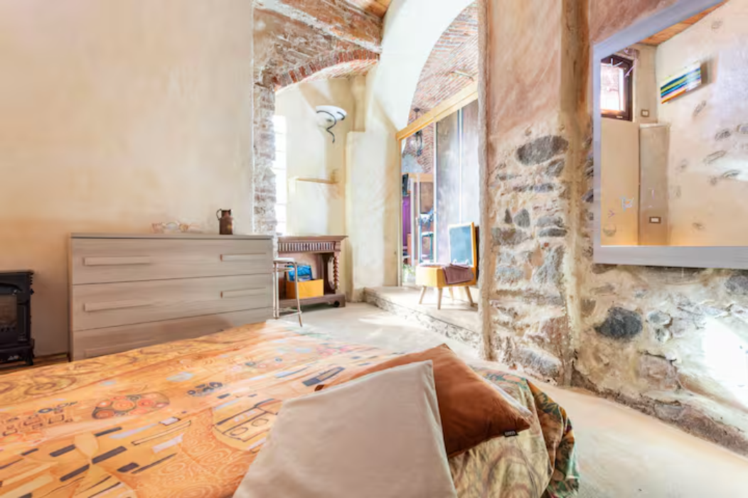 Zona living della suite Romantic con scrittoio, pietre originarie e specchio